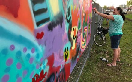 Buurtkinderen en kunstenaars maken graffitikunst in Hogekwartier - Amersfoort Vernieuwt